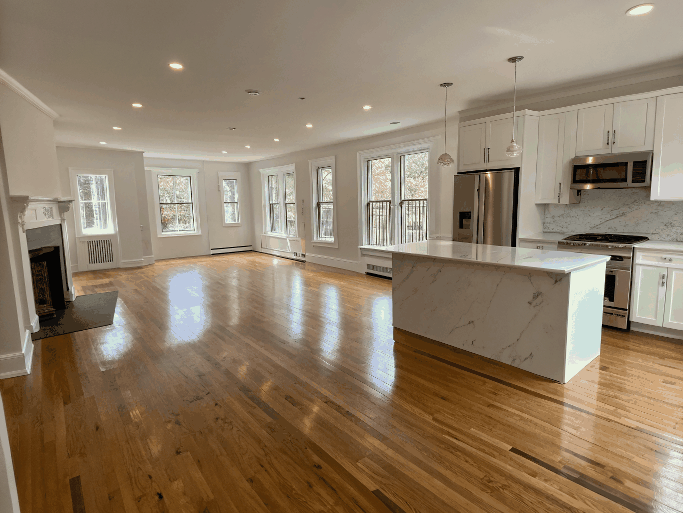 Cleaned floor and space after construction with no occupants, emphasizing expert cleaning